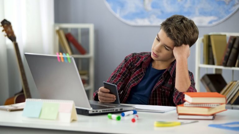 Using Too Much Internet 13 Indicators You're Spending Too Much Time Online - Craft Your Happy Place