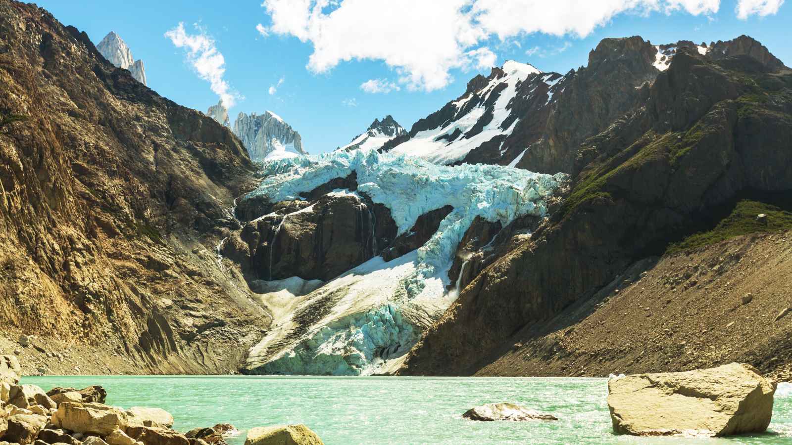 18 Destinations Every Solo Female Traveler Should Avoid for Safety